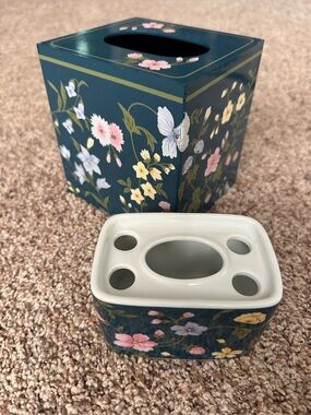 Vintage 1980’s bathroom set toothbrush holder & tissue box cover
